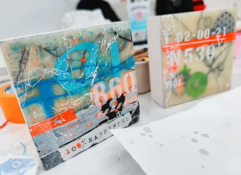 Zwei Encaustic-Bilder auf Holz mit Schablonenzahlen, Spritzern und Neonorange