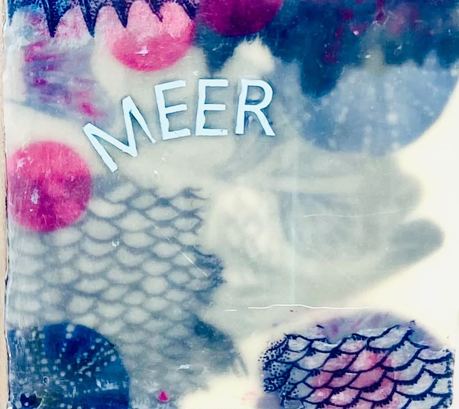 Encaustic-Bild „Meer“ mit Schuppenmuster in Blau und Pink