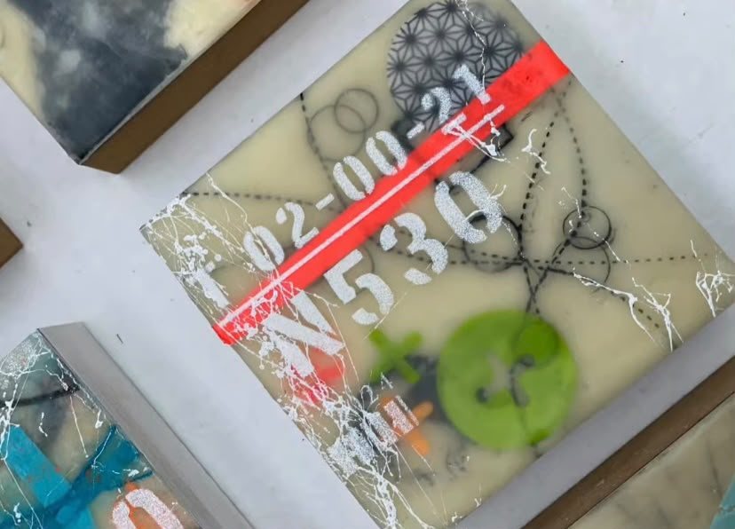 Fertiges Encaustic-Bild mit Zahlen-Schablone, Neonstreifen und grüner Form