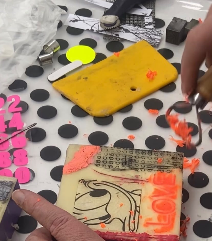 Ritzen im Encaustic-Wachs: neonoranges Wachs wird abgetragen, Schriftzug LOVE