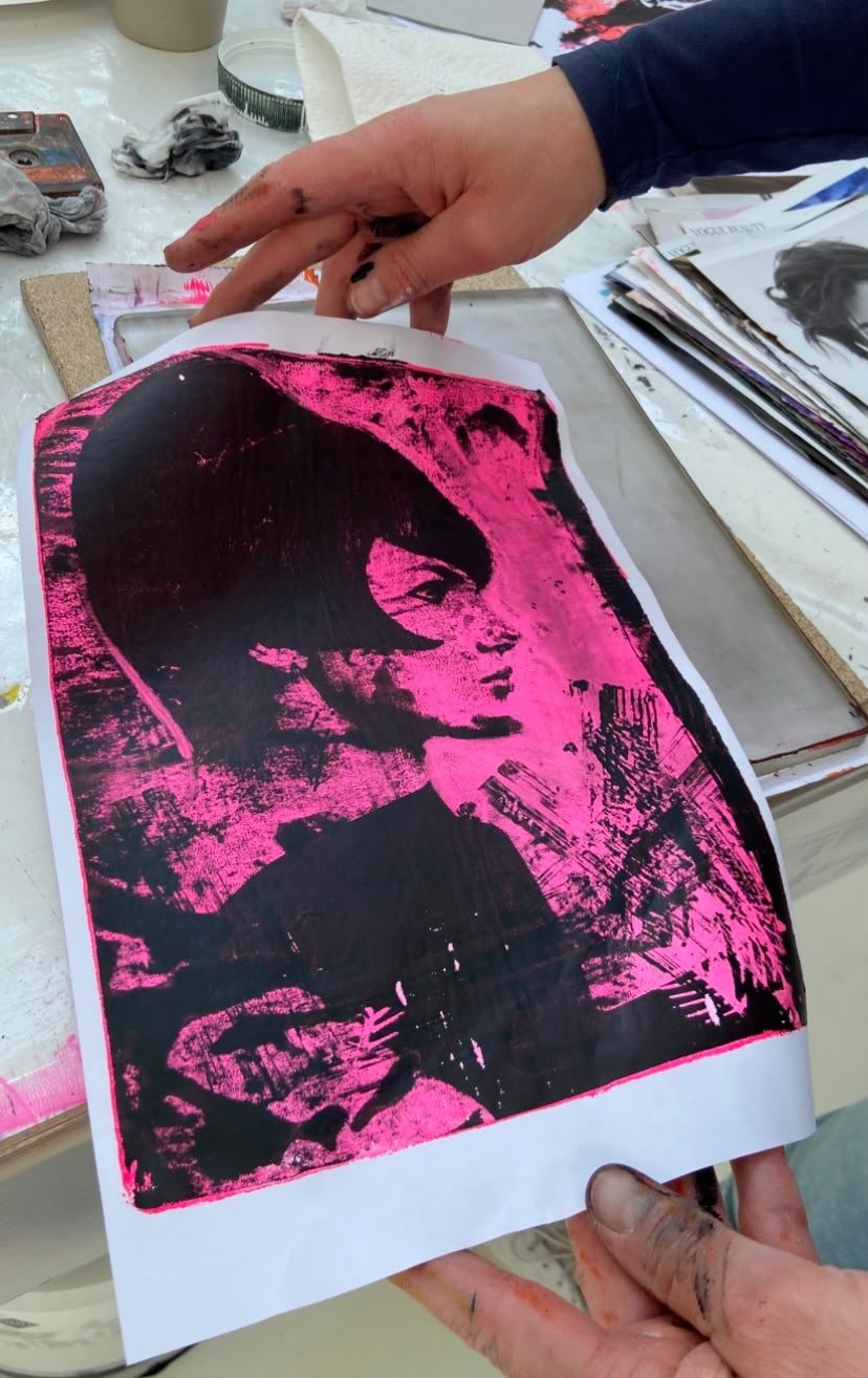 Frisch abgezogener Gelli-Print in Neonpink und Schwarz mit Porträt aus einem Magazinbild