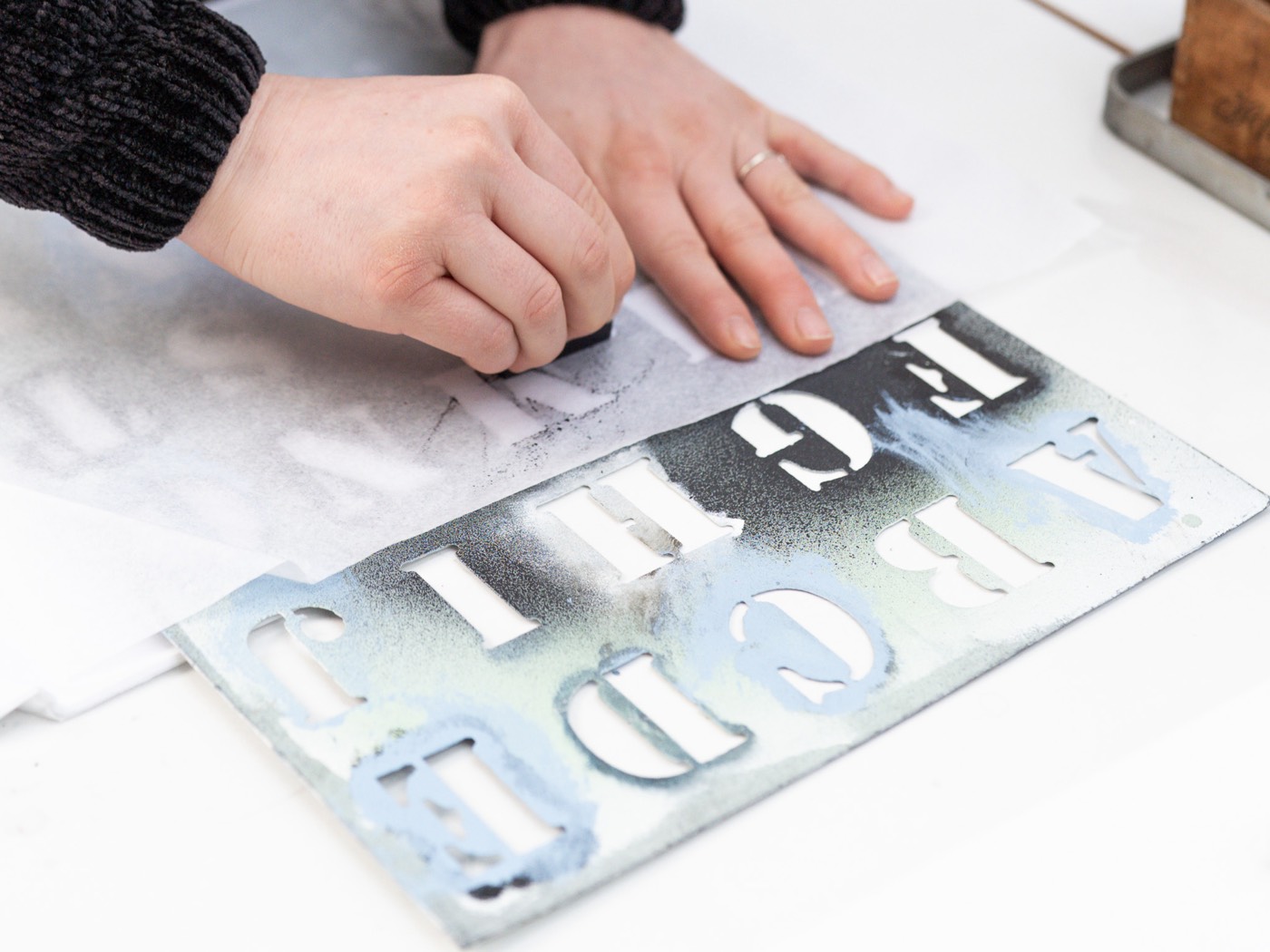 Arbeiten mit Buchstaben-Schablonen im Gelli-Plate-Kurs