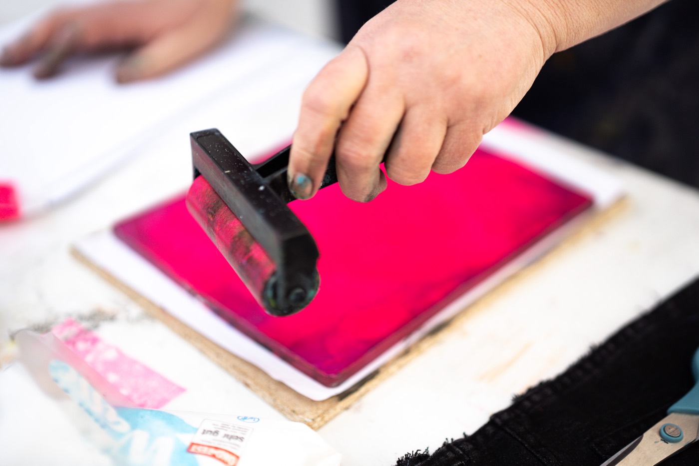 Farbauftrag mit der Walze auf der Gelli Plate